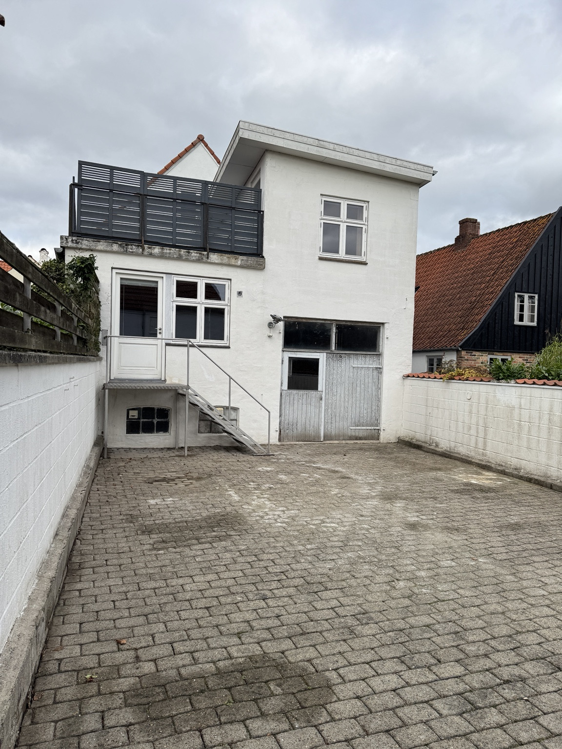 Ejendommen set fra gården